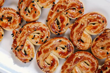 Bir grup çeşit kurabiye. Çikolata parçacıklı, yulaflı, kuru üzümlü, beyaz çikolatalı.