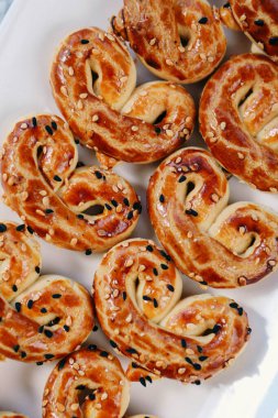 Bir grup çeşit kurabiye. Çikolata parçacıklı, yulaflı, kuru üzümlü, beyaz çikolatalı.