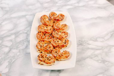 Bir grup çeşit kurabiye. Çikolata parçacıklı, yulaflı, kuru üzümlü, beyaz çikolatalı.