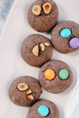 Koyu çikolata parçaları ile tanımlama