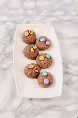 Koyu çikolata parçaları ile tanımlama