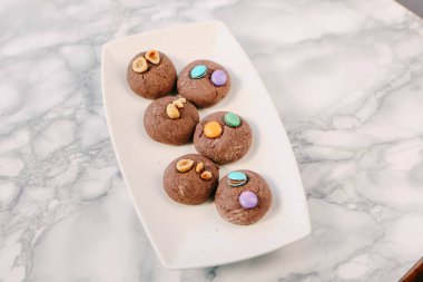 Koyu çikolata parçaları ile tanımlama