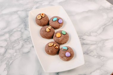 Koyu çikolata parçaları ile tanımlama