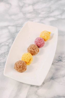 Koyu çikolata parçaları ile tanımlama