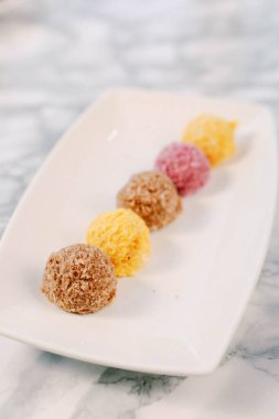 Koyu çikolata parçaları ile tanımlama