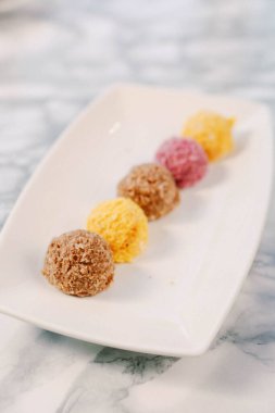 Koyu çikolata parçaları ile tanımlama