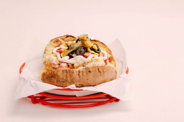 Peynir, sosis, zeytin, biber ve Mısır ile pişmiş kumpir patates dolması