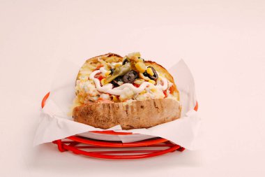 Peynir, sosis, zeytin, biber ve Mısır ile pişmiş kumpir patates dolması