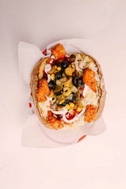 Peynir, sosis, zeytin, biber ve Mısır ile pişmiş kumpir patates dolması