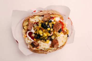 Peynir, sosis, zeytin, biber ve Mısır ile pişmiş kumpir patates dolması