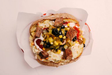 Peynir, sosis, zeytin, biber ve Mısır ile pişmiş kumpir patates dolması