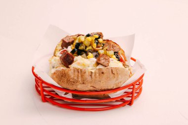 Peynir, sosis, zeytin, biber ve Mısır ile pişmiş kumpir patates dolması