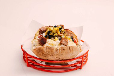 Peynir, sosis, zeytin, biber ve Mısır ile pişmiş kumpir patates dolması