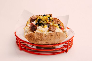 Peynir, sosis, zeytin, biber ve Mısır ile pişmiş kumpir patates dolması