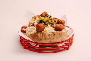 Peynir, sosis, zeytin, biber ve Mısır ile pişmiş kumpir patates dolması