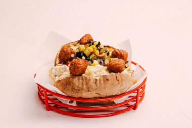 Peynir, sosis, zeytin, biber ve Mısır ile pişmiş kumpir patates dolması