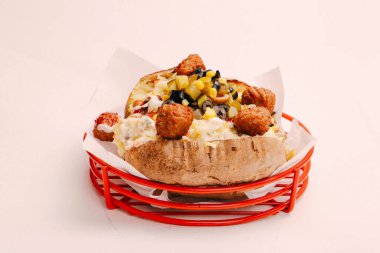 Peynir, sosis, zeytin, biber ve Mısır ile pişmiş kumpir patates dolması