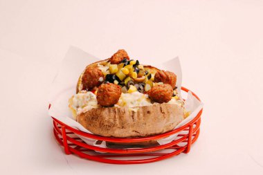 Peynir, sosis, zeytin, biber ve Mısır ile pişmiş kumpir patates dolması