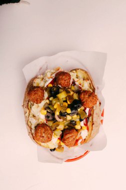 Peynir, sosis, zeytin, biber ve Mısır ile pişmiş kumpir patates dolması