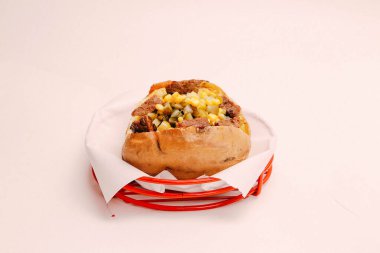 Peynir, sosis, zeytin, biber ve Mısır ile pişmiş kumpir patates dolması