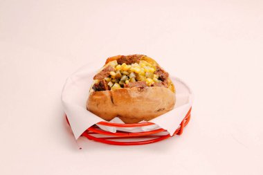 Peynir, sosis, zeytin, biber ve Mısır ile pişmiş kumpir patates dolması