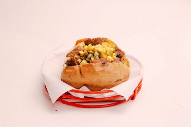 Peynir, sosis, zeytin, biber ve Mısır ile pişmiş kumpir patates dolması