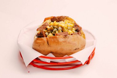 Peynir, sosis, zeytin, biber ve Mısır ile pişmiş kumpir patates dolması