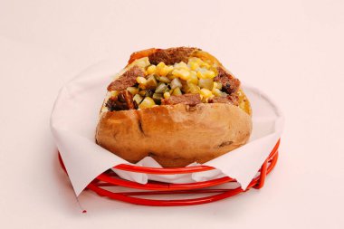 Peynir, sosis, zeytin, biber ve Mısır ile pişmiş kumpir patates dolması