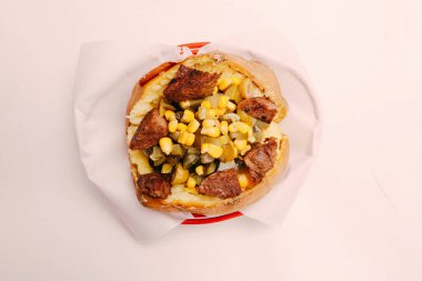 Peynir, sosis, zeytin, biber ve Mısır ile pişmiş kumpir patates dolması