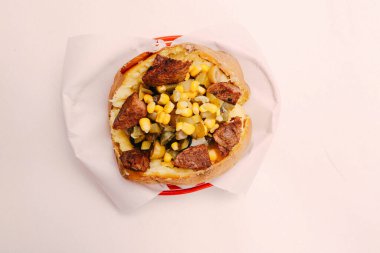 Peynir, sosis, zeytin, biber ve Mısır ile pişmiş kumpir patates dolması