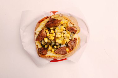 Peynir, sosis, zeytin, biber ve Mısır ile pişmiş kumpir patates dolması