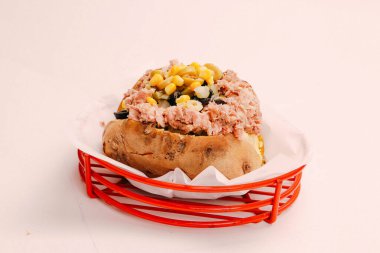 Peynir, sosis, zeytin, biber ve Mısır ile pişmiş kumpir patates dolması