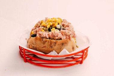 Peynir, sosis, zeytin, biber ve Mısır ile pişmiş kumpir patates dolması