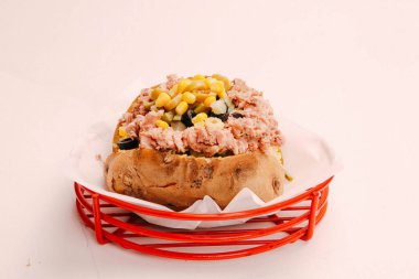 Peynir, sosis, zeytin, biber ve Mısır ile pişmiş kumpir patates dolması