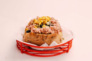 Peynir, sosis, zeytin, biber ve Mısır ile pişmiş kumpir patates dolması