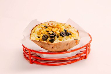 Peynir, sosis, zeytin, biber ve Mısır ile pişmiş kumpir patates dolması