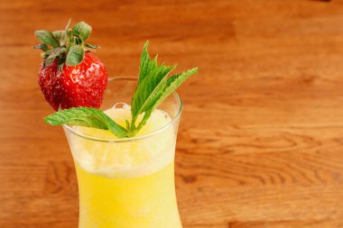 Lokantadaki masada alkol kokteyli.