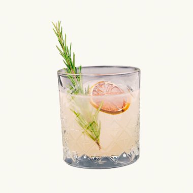 Lokantadaki masada alkol kokteyli.