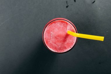 Lokantadaki masada alkol kokteyli.