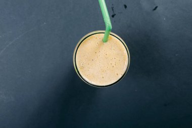 Lokantadaki masada alkol kokteyli.