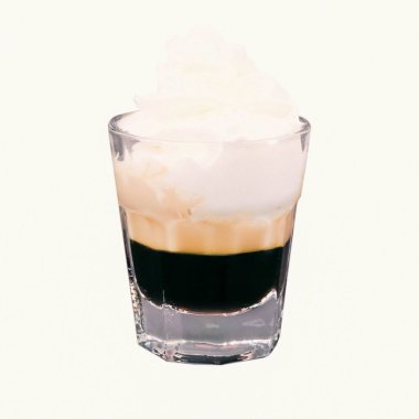 Lokantadaki masada alkol kokteyli.