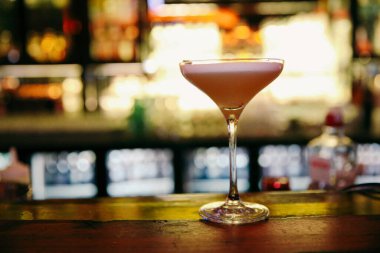 Lokantadaki masada alkol kokteyli.
