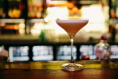 Lokantadaki masada alkol kokteyli.