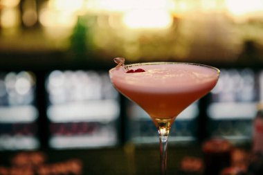 Lokantadaki masada alkol kokteyli.