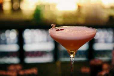 Lokantadaki masada alkol kokteyli.