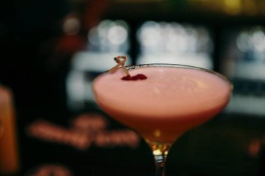 Lokantadaki masada alkol kokteyli.