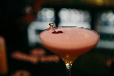 Lokantadaki masada alkol kokteyli.