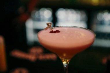 Lokantadaki masada alkol kokteyli.