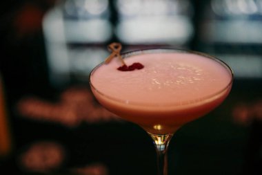 Lokantadaki masada alkol kokteyli.