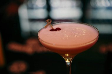 Lokantadaki masada alkol kokteyli.
